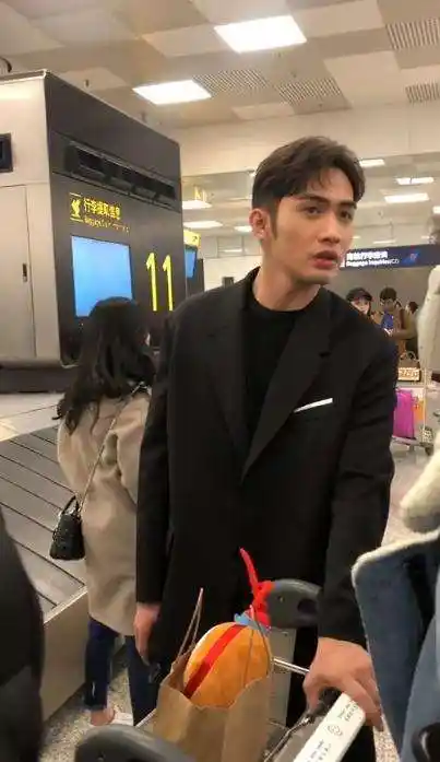 23岁张彬彬素颜亮相西服裙子超帅不愧是杨幂的人