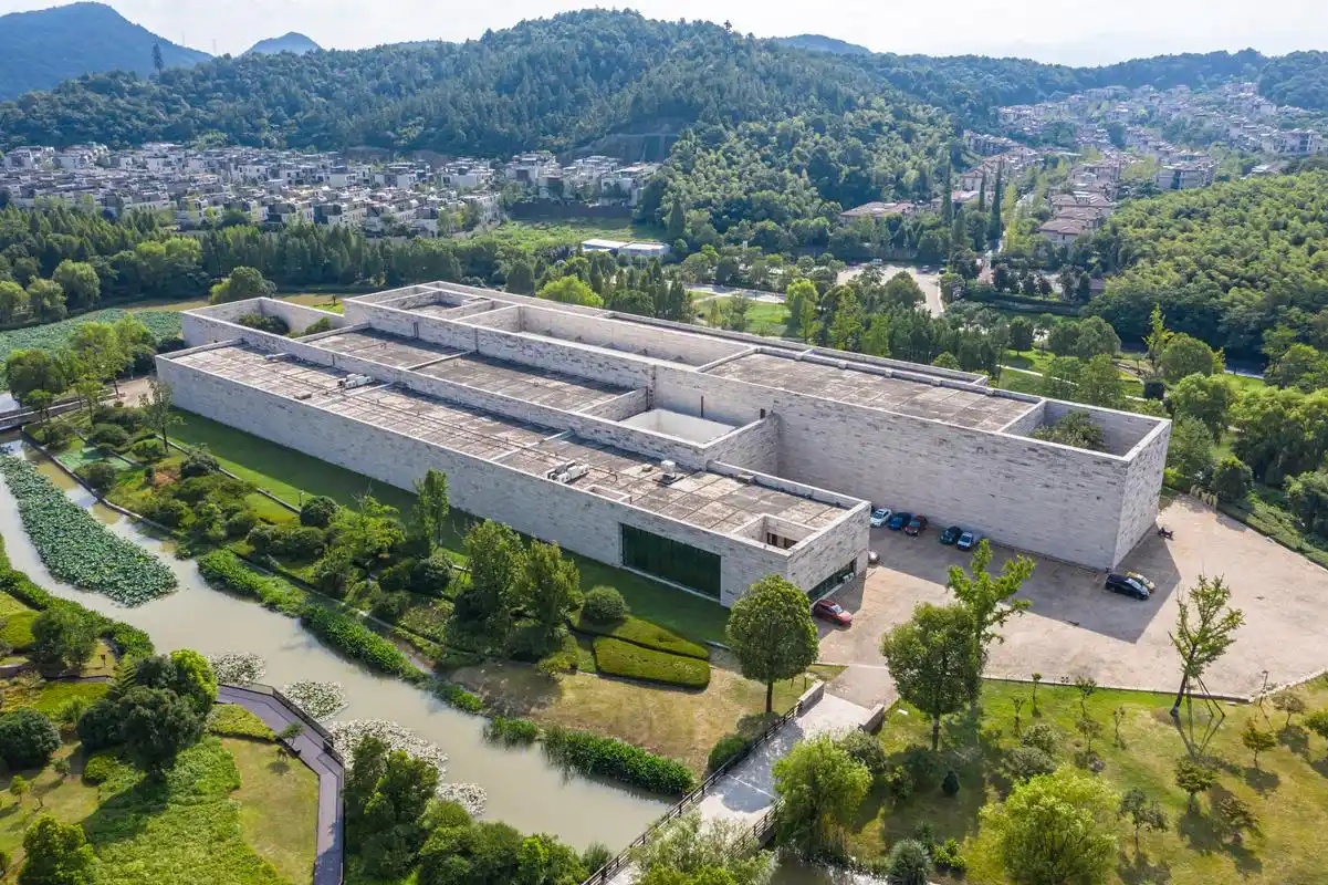 漫步浙江杭州,我走进了位于余杭区的良渚文化博物馆.这座博物馆位于荀