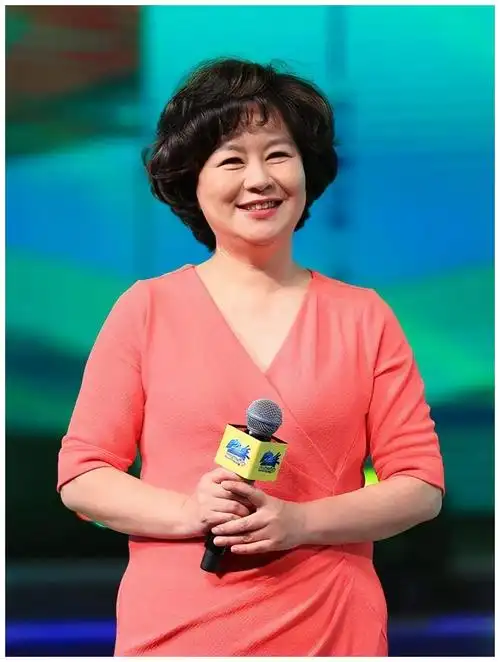 她是央视首位主持人大赛冠军,离婚携子再嫁,如今生活幸福美满|鞠萍