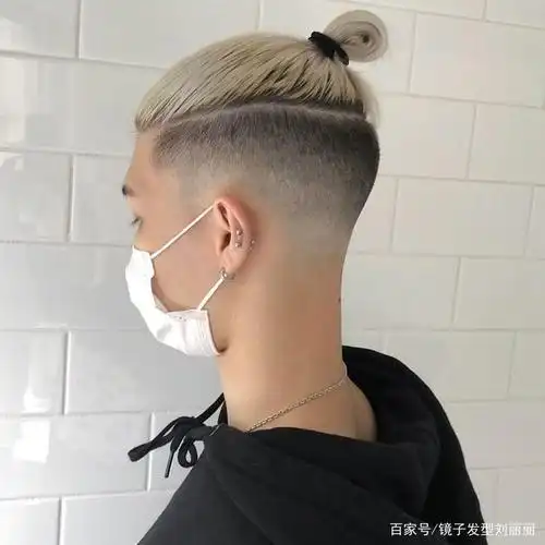 要是嫌辫子太麻烦,也可以把头顶染一染,简单炸一个丸子头造型,同样不