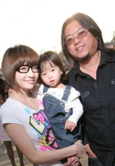 20年前筠子穿红裙上吊,死前留遗言,并致电母亲:高晓松把我卖了_女孩