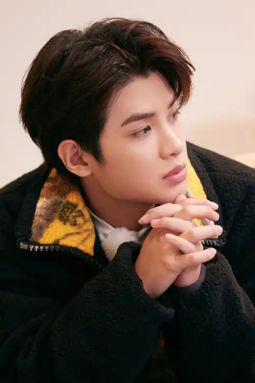 黄明昊极限挑战宝藏行剧照##黄明昊黄色格子衬衫造型