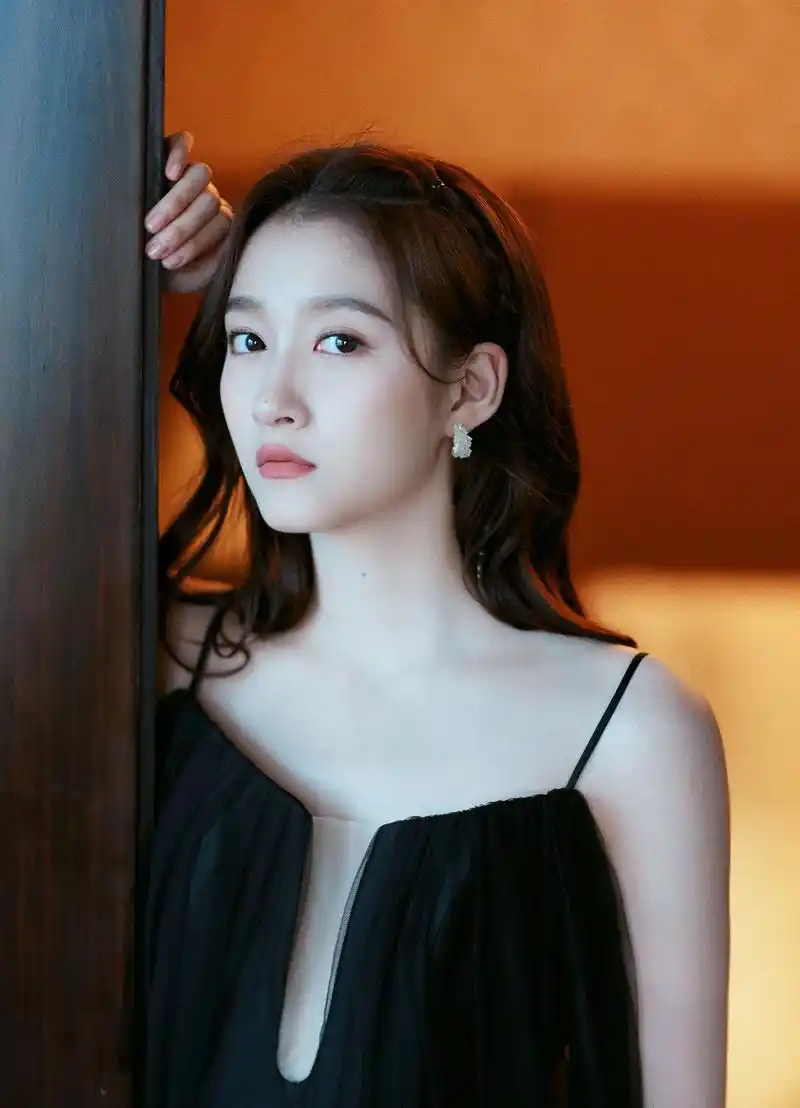 都市丽人品牌代言人关晓彤出席"都市丽人2019年秋冬新品发布会",黑色