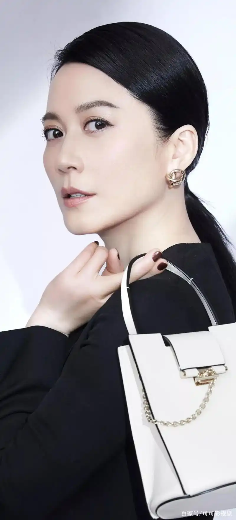 50岁俞飞鸿高清写真曝光,颜值不低于20出头的小姑娘,至今单身