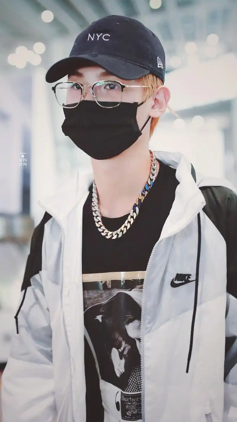 justin新鲜的机场饭拍来了! 今天小帅哥的fashion亮点居然是