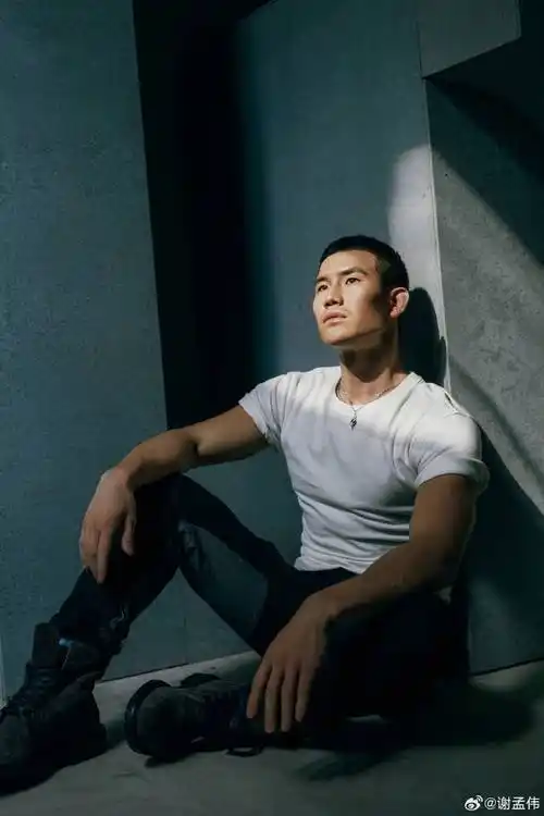 嘎子哥谢孟伟晒硬汉照开工 身材挺拔有型_气质_眼神_写真