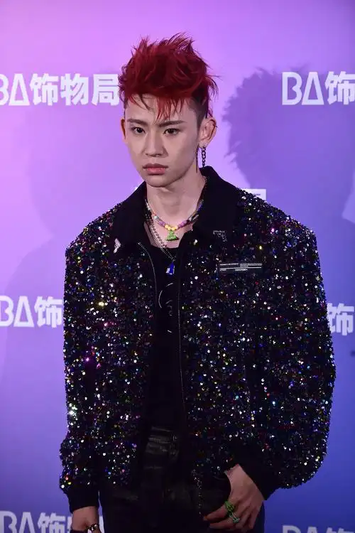 小鬼王琳凯走秀又酷又霸气 sunnee透露正准备第二张专辑