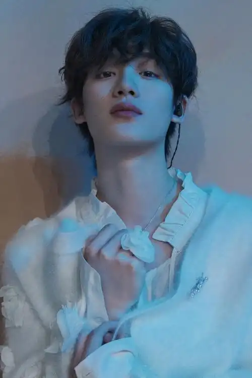 丁程鑫白色花朵毛衣造型##丁程鑫卷毛造型