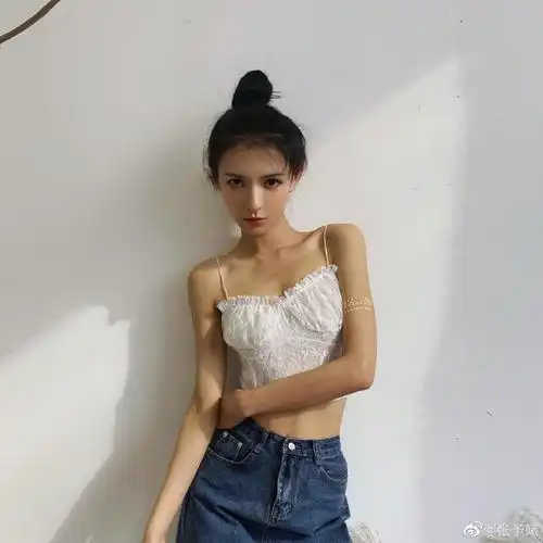 张予曦吊带写真狂秀马甲线小蛮腰