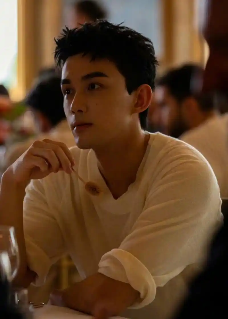 吴磊在活动内场的照片曝光,头发梳得油亮,有年轻霸总的既视感了,年纪