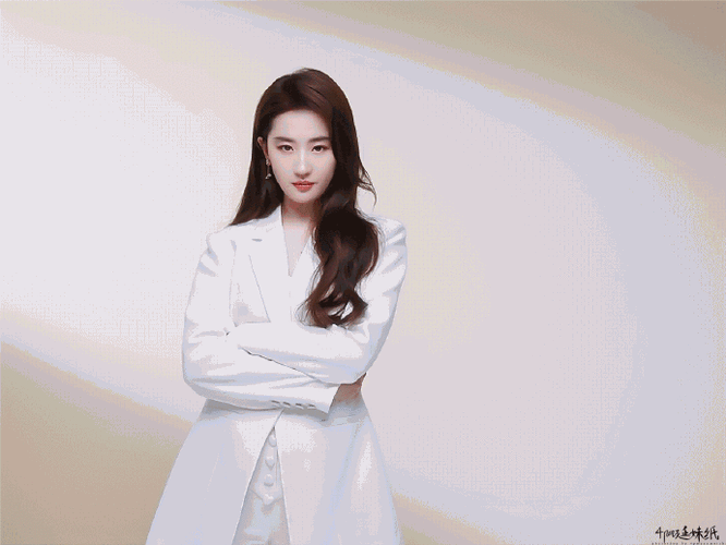 刘亦菲纯白西装