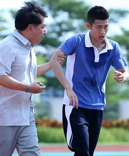 《余罪》版"父亲节" 张一山父子相见险送命