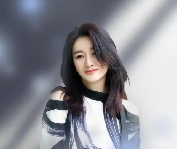 演员李小冉,40岁苦尽甘来,5个亿随便花,被老公宠成宝