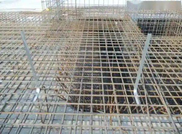 基础接地时,为防止搭接出错,可以在筏板上做好焊接记号.