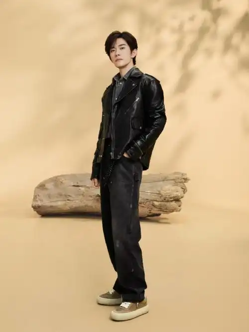 易烊千玺叠搭look##易烊千玺牛仔皮衣叠穿