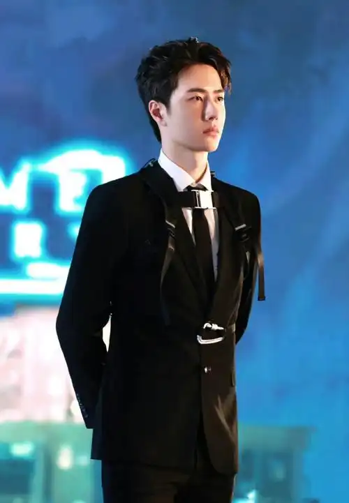 王一博西装背带造型