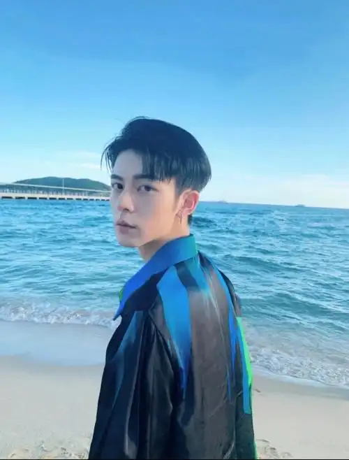 三七分还可以梳理成这种露额的油头发型,干净整洁很精神,让你帅得不