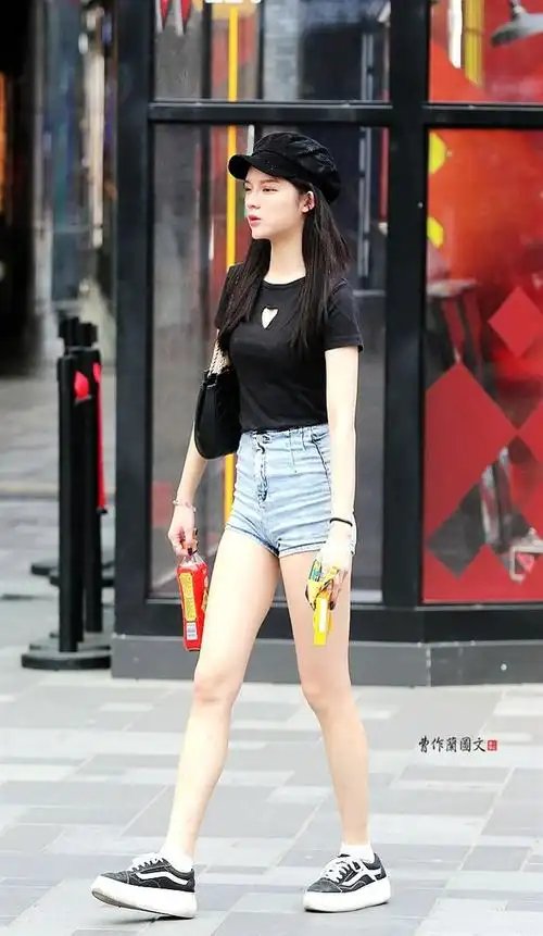 街拍:短裤美女,穿出一脸阳光好感觉