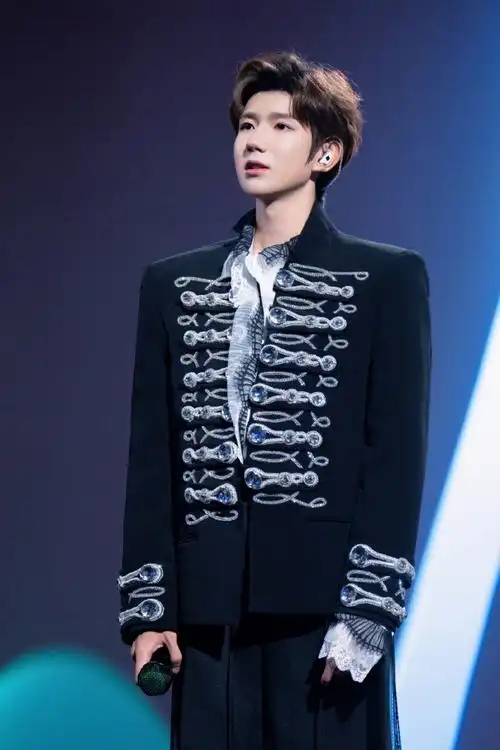 宫廷风#王源宫廷风黑西装也太帅气了吧,完全就是我心目中的小王子了!