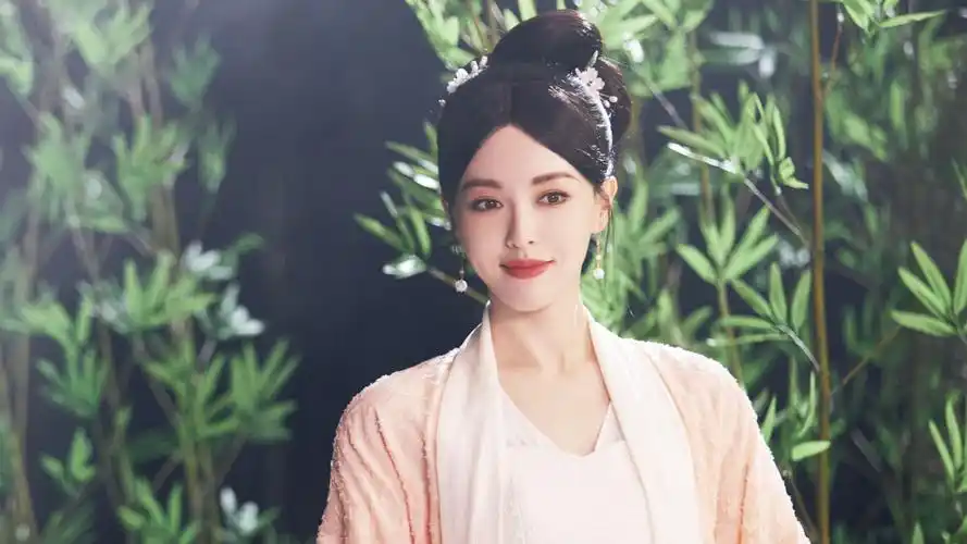 唐嫣拍摄新剧期间脚踝受伤住院,剧组发文致歉,将会认真检讨