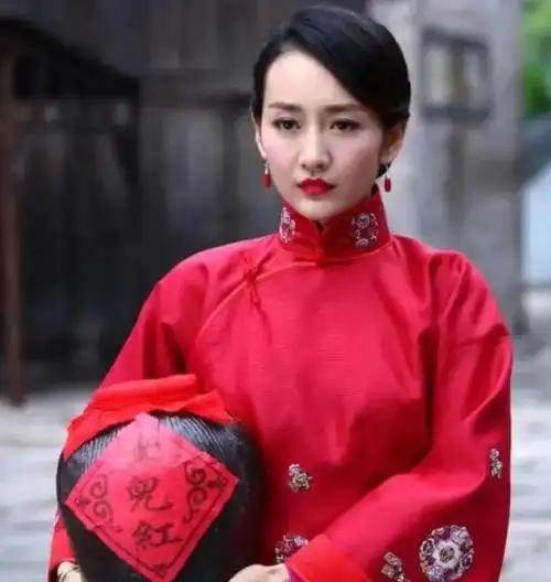 王鸥产后首次公开露面现身机场 短发新造型身材臃肿__