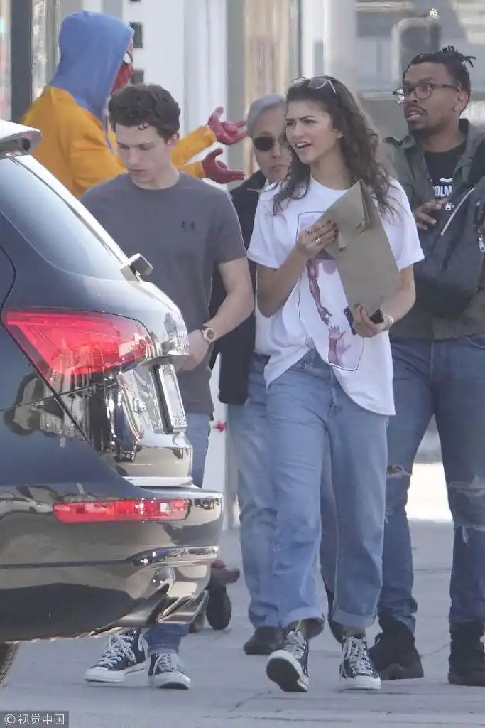 组图汤姆赫兰德路遇雕塑搞怪合影与女友谈笑打闹狂撒狗粮