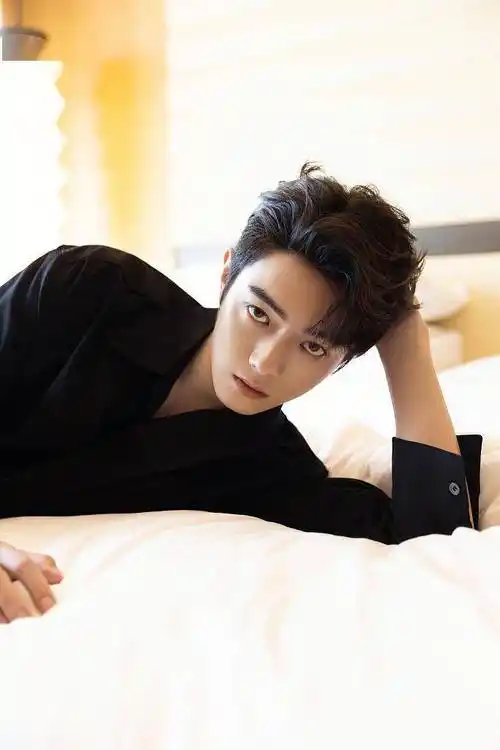 许凯白衬衣黑西装帅气有型中分刘海秀优越下颚线