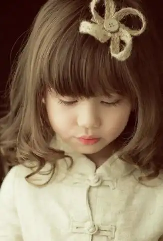 小女孩短头发剪厚实齐刘海发型小女孩卷出的梨花烫造型,焕发出乖巧