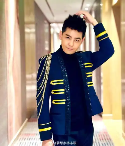 林志颖发了15张照片##林志颖手指比心