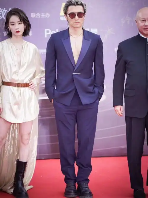 今年已经43岁的谢霆锋状态确实无敌好,候场时,邓超捏着谢霆锋的肌肉