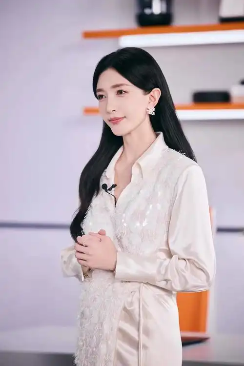 37岁江疏影最新活动的造型,身穿浅粉色长袍,飘飘欲仙,美出新高度  不