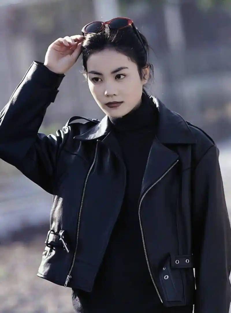 王菲穿搭真"随意",超大灯笼裤配帆布鞋,戴上墨镜还是天后气场_魅力_显