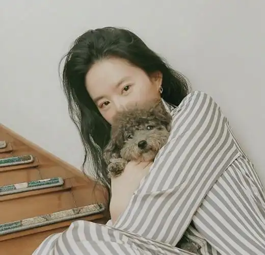 原创刘亦菲晒居家照穿保守睡衣好接地气33岁的素颜状态引关注