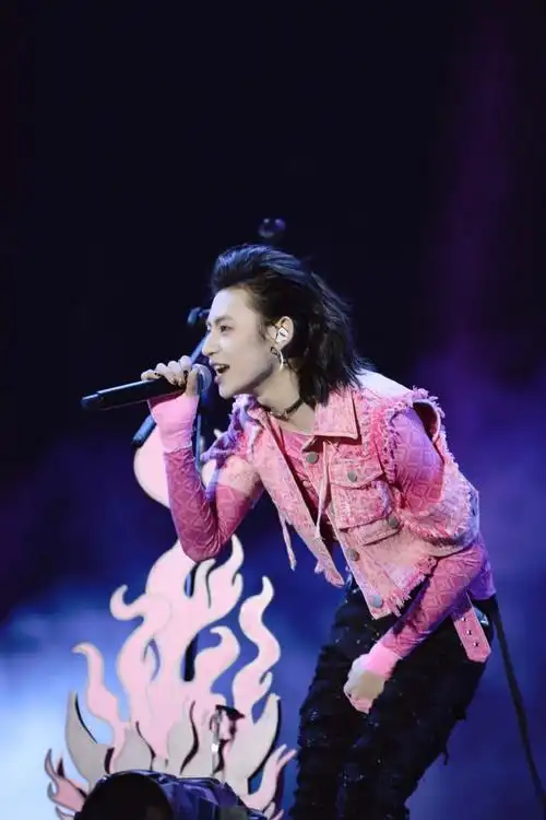 小鬼王琳凯超话#小鬼安阳音乐节舞台#舞台照掉落～粉黑朋克造型酷飒