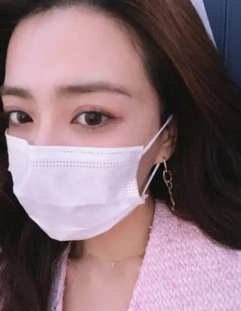 美丽加倍徐璐晒自拍称双眼皮变4眼皮惹人羡