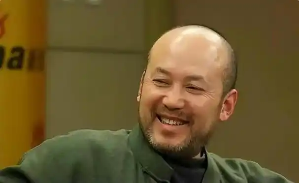 都是那大光头,络腮胡,简直跟亲兄弟似的,除了一个皮肤黄点儿一个皮肤