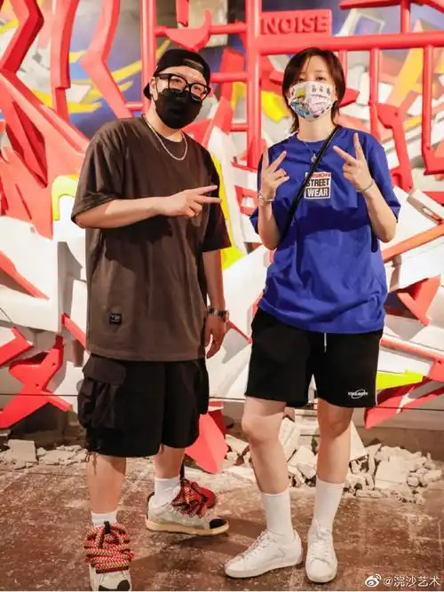 李斯丹妮及杨文昊涂鸦艺术与帅气妮妮真是高度适配妮妮的涂鸦创作也是