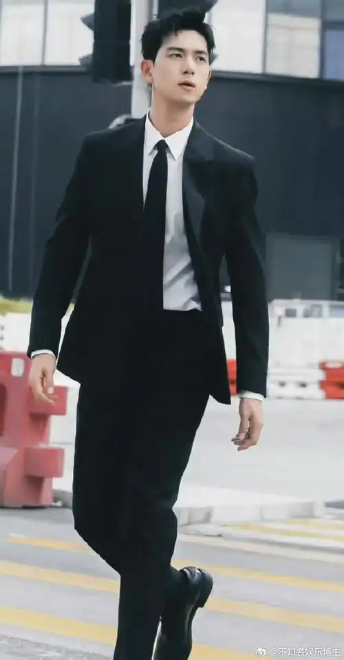最适合穿黑色西装的男明星