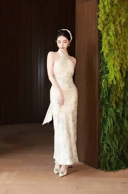 许佳琪穿挂脖露背裙好优雅身姿婀娜妙曼张力十足