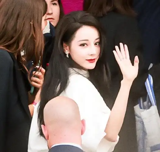 迪丽热巴米兰生图曝光!美神降临五官精致,和王俊凯同框太养眼!