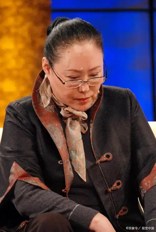 73岁斯琴高娃归国定居,国籍问题再引争议!