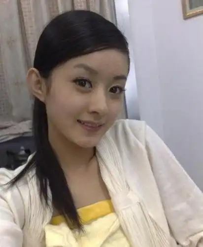 赵丽颖的学历也不高,专科毕业,还是农村人出身,而很多当红明星动辄就