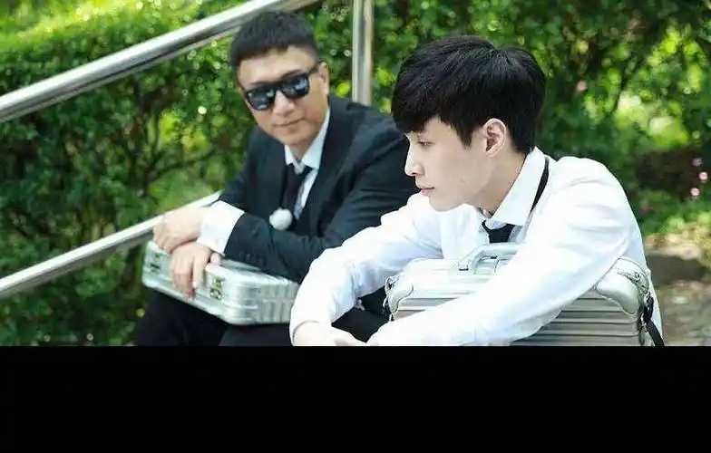 《好先生》的主演再聚首,张艺兴为拍新剧梳背头,西装帅气干练_孙红雷