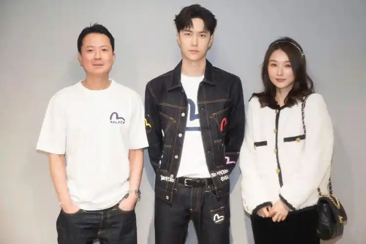 是vvvvvip待遇了参加品牌活动机缘巧合我和王一博合影了!