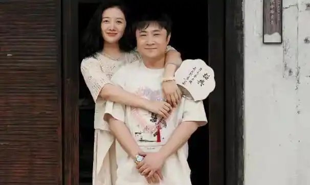 乔杉晒旅游照,一家四口站一排,老婆搭老公肩膀笑得一脸恩爱