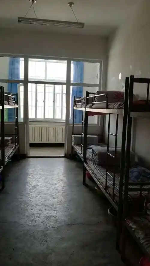 看看同学们的宿舍,就知道校领导和各位老师的用心付出.