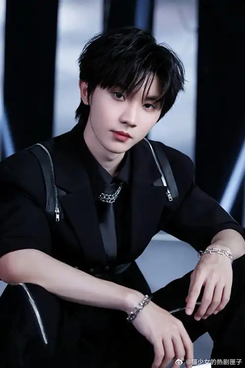 宽肩细腰长腿,我说马嘉祺的身材也是仙品期待嘉祺明天上午10点的个人