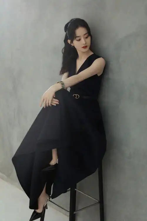 赵丽颖终于有顶流排面戴65万手镯真壕气十几人保镖护航真高调