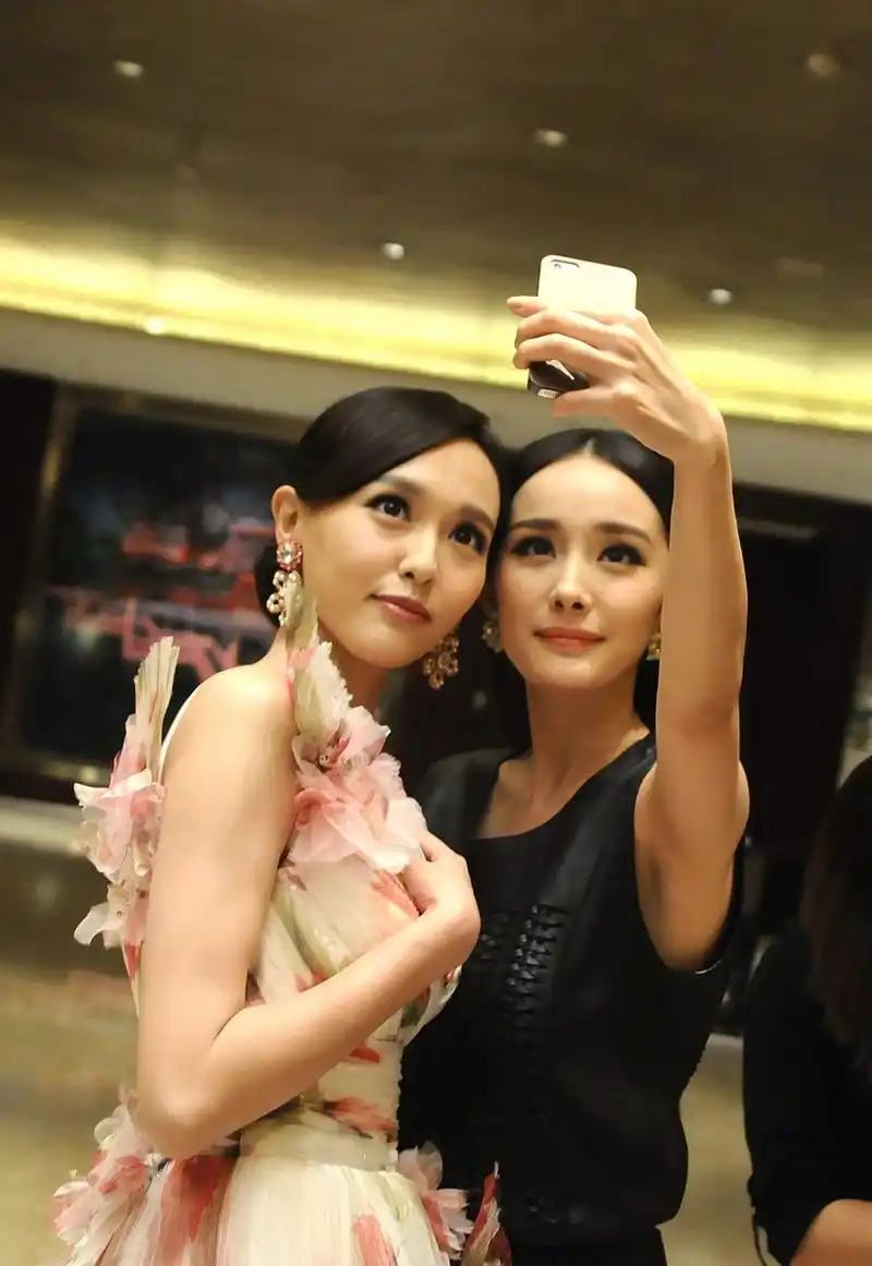#娱乐最前沿# 唐嫣杨幂曾经同框照为何如今再也见不到了,究竟是两人之