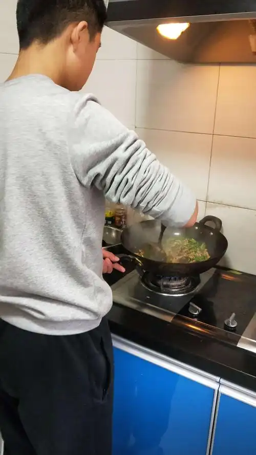 中午来到,在厨房马不停蹄的我正在忙着做饭,真是太累了,不过吃到自己